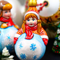 Девочка со снежком оранжевая — роспись