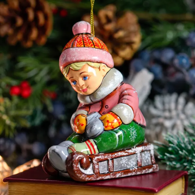 Мальчик на санках — ёлочная игрушка с авторской росписью